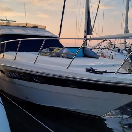 Botel Bateau Moteur Tout Confort *